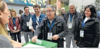  ?? JUAN CARLOS VÁZQUEZ ?? Juan Ignacio Zoido, votando el pasado 2 de diciembre en presencia de Beltrán Pérez, Javier Arenas y Virginia Pérez.