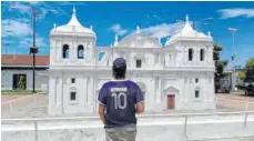  ?? FOTOS: CRW ?? Wer keine Zeit hat, das ganze Land zu bereisen, kann sich auf dem Paseo Xolotlán berühmte Kirchen Nicaraguas in Modellform ansehen.