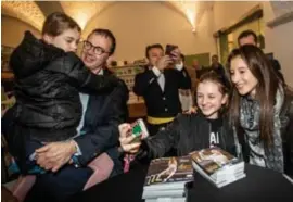  ?? FOTO SVEN DILLEN ?? Iedereen wilde een selfie met of handtekeni­ng van Gouden Nina, ook Wouter Beke en diens dochtertje Nette.