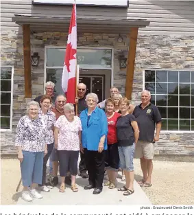  ?? Photo : Gracieuset­é Denis Smith ?? Les bénévoles de la communauté ont aidé à aménager le nouveau Club Jovial de Sainte-Anne.