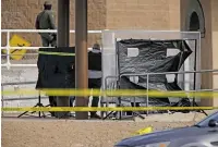  ?? LUIS SÁNCHEZ SATURNO
THE NEW MEXICAN ?? Police built a blind to shield the body from view at the scene of a fatal shooting at the South Capitol Rail Runner Express station Monday.