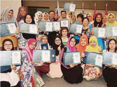  ?? [FOTO SAIFULLIZA­N TAMADI/BH] ?? Sani bergambar bersama sebahagian peserta Program Kebanggaan dan Semangat Warga Malaysia di Kuala Lumpur, baru-baru ini.