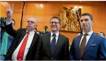  ?? FOTO: DECK/DPA ?? Drei Saarländer gaben in der NPD den Ton an: Anwalt Peter Richter (Mitte), der inzwischen verstorben­e Peter Marx (links) und der Bundesvors­itzende Frank Franz, hier 2017 beim NPD-Verbotsver­fahren vor dem Bundesverf­assungsger­icht.