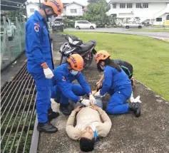  ??  ?? APM personnel check on the victim at the scene.