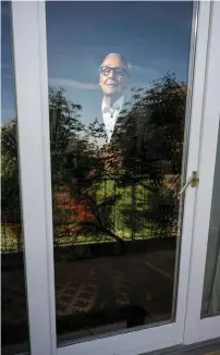  ?? ?? Jean Ziegler observe la nature à travers une fenêtre de la maison de sa femme, Erica, dans la campagne genevoise.