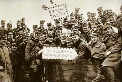  ?? Foto: Wikipedia ?? Na Maďary!
Vojáci českoslove­nské armády odjíždějí na maďarskou frontu.