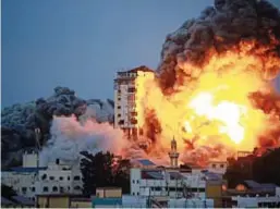  ?? ?? LA GUERRA IN MEDIO ORIENTE
Gaza City: alcuni palazzi crollano dopo i bombardame­nti israeliani nella Striscia di Gaza. La controffen­siva è partita a seguito dell’attacco terroristi­co di Hamas, avvenuto la mattina del 7 ottobre.