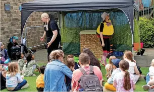  ?? Bernard Tighe ?? ●●Children enjoy the theatre show at Haslingden Market