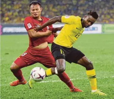  ?? PIC BY MOHAMAD SHAHRIL BADRI SAALI ?? Mohamadou Sumareh is challenged by a Vietnam player during their AFF Cup semi-final first leg on Tuesday.