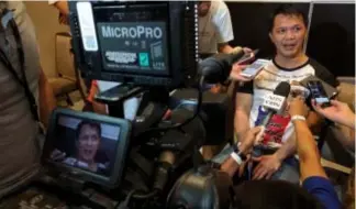  ?? Photo by Dux Carvajal ?? LEGENDARY COACH. Team Lakay coach Mark Sangiao is flocked during ONE Championsh­ip’s Media Day for the squad in Manila.