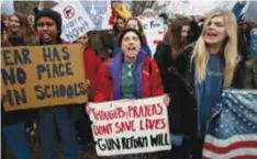  ?? | AP ?? Jane Schwartz, una estudiante de 17 años, del centro de West Springfiel­d, Virginia, participa en la protesta frente a la Casa Blanca para solicitar una reforma al control de armas.