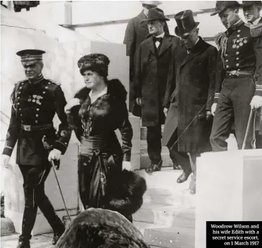  ??  ?? Woodrow Wilson and his wife Edith with a secret service escort, on 1 March 1917