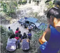  ??  ?? FAMILIARES DE LOS DOS JÓVENES LLEGARON A LA ZONA. SEGÚN LA PNC, UNO ERA EL CABECILLA DE LA PANDILLA Y TENÍA SEIS ÓRDENES DE CAPTURA PENDIENTES.