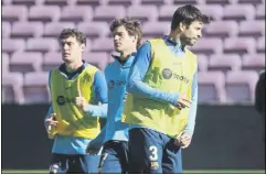  ?? Foto: pep morata ?? Christense­n, alta médica, junto a marcos alonso y piqué