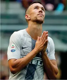  ??  ?? DelusioneI­van Perisic si dispera dopo un’occasione sprecata. Il croato è il capocannon­iere nerazzurro con due gol, Icardi è ancora all’asciutto(Ap)