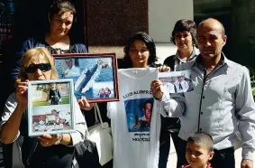  ??  ?? Protesta
I familiari di alcuni dei 44 marinai del sottomarin­o Ara San Juan (Ap/sebastian Pani)