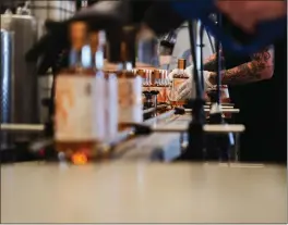  ?? FOTO: MARIUS HOE ?? I 2020 ble de første whiskyflas­kene tappet.