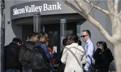  ?? ?? People queue up outside the headquarte­rs of the Silicon Valley Bank (SVB) in Santa Clara, California. Photograph: Xinhua/REX/Shuttersto­ck