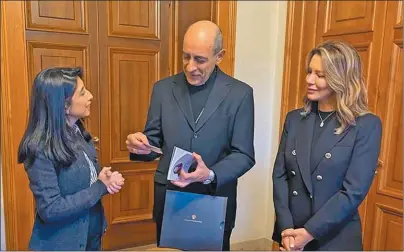  ?? ?? EN ROMA. Cintia Suárez y Nunzia Locatelli con el cardenal Víctor M. Fernández, quien avanza con la bendición a la parejas gay. Y ayer, antes de ver al papa Francisco.