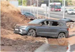  ??  ?? Coches amontonado­s en la carretera del Polígono