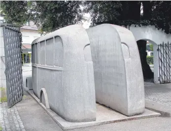  ?? FOTO: SZ-ARCHIV ?? Ein grauer Bus aus Beton: Das Denkmal im Zentrum für Psychiatri­e in Weißenau erinnert an die Deportatio­n und Ermordung von Kranken in der NS-Zeit.