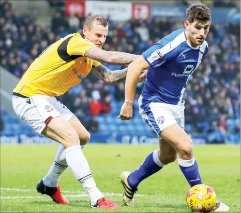  ??  ?? SCRAPPY: Chesterfie­ld striker Ched Evans holds off Bolton defender David Wheater