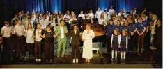  ?? Foto: Christian Rudnik ?? Am Ende des „Liberation Concert“im Stadttheat­er in Landsberg gab es viel Applaus für die Mitwirkend­en.