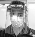  ??  ?? Taylor Nichols mit OP-Maske und „Face Shield“auf der Intensivst­ation seiner Klinik