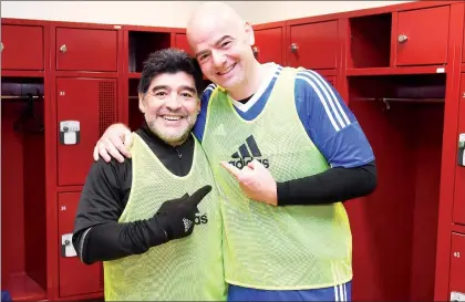  ??  ?? Diego Armando Maradona limó asperezas con la FIFA desde que Giani Infantino está al frente del organismo mundial; ambos posan tras el juego de leyendas 2017 ■ Foto Xinhua