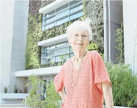  ??  ?? La reconocida arquitecta paisajista Vilma Blanco frente al edificio de la Fundación Banco Popular.