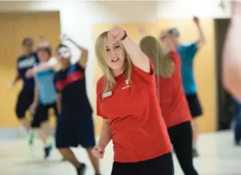  ?? NICK KOZAK FOR THE TORONTO STAR ?? Volunteer Pam Shirran, who joined YMCA fitness classes that helped her lose 80 pounds in one year, leads an Arriba class at the YMCA in Brampton. Her experience at the Y has given her a great deal of confidence.