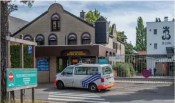  ?? FOTO BELGA ?? De politie trok met speurhonde­n door het pretpark. Dat bleef de hele dag gesloten voor het publiek.