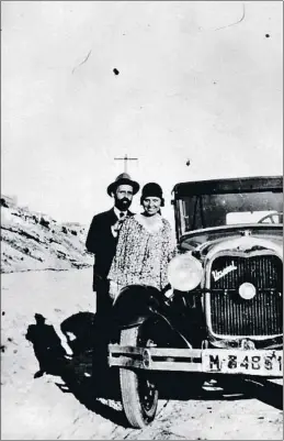  ?? UNIVERSIDA­D DE PUERTO RICO ?? Conduce ella. Juan Ramón y Zenobia con su Ford gris en 1929. Ella tenía carnet de conducir y lo llevaba de paseo