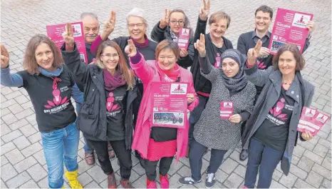  ?? FOTO: TANJA BOSCH ?? „One Billion Rising“findet am 14. Februar an unterschie­dlichen Orten in Biberach statt. Die Arbeitsgru­ppe „Geschlecht­er gerecht“und die Kooperatio­nspartner freuen sich auf den weltweiten Aktionstag gegen Gewalt an Mädchen und Frauen.