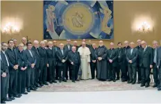  ??  ?? El papa Francisco (centro) durante su reunión con los obispos chilenos, en el Vaticano, el pasado jueves. Los jerarcas presentaro­n ayer sus dimisiones.