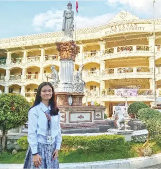  ?? ?? Alyssa Kate proudly stands in front of her dream school.