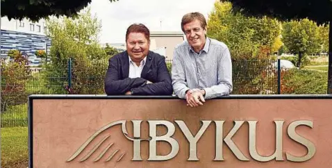  ?? Foto: Ibykus ?? Helmut C. Henkel, Vorstand der Ibykus AG (links) und Uwe Ackermann, Bereichs- und Projektlei­ter der Firma, am Hauptstand­ort in Erfurt-südost.
