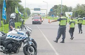  ??  ?? En la ruta. Control policial en el ingreso a Mar del Plata, ayer.