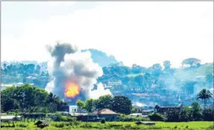  ?? CABRERA/AFP FERDINANDH ?? Smoke billows from houses after aerial bombings by Philippine Airforce planes on Islamist militant positions in Marawi on the southern island of Mindanao yesterday.