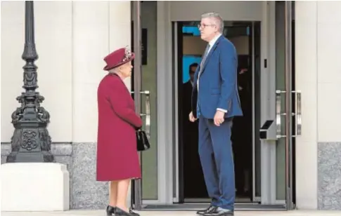  ?? GETTY ?? Isabel II junto a Andrew Parker hace un año cuando visitó el MI5