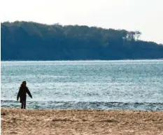  ?? Foto: dpa ?? Allein am Strand – wenn es denn so einfach wäre, wie hier an der Ostsee. Ohne Schutzkonz­epte wird es keinen Sommerurla­ub geben. Aber wie sehen solche aus?