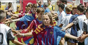  ?? FOTO: LALIGA ?? Aitor, capitán del Barça y mejor portero del torneo, fue el encargado de levantar el título después de la victoria culé ante el Valencia
