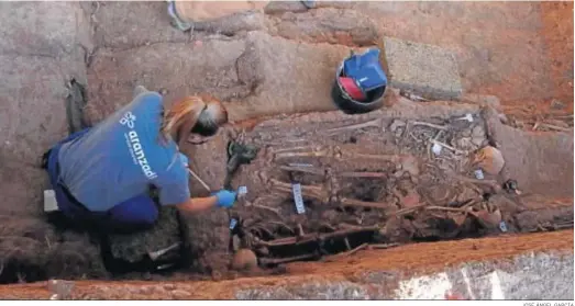  ?? JOSÉ ÁNGEL GARCÍA ?? Una arqueóloga de la empresa Aranzadi trabaja en la exhumación de los restos de la fosa de Pico Reja.