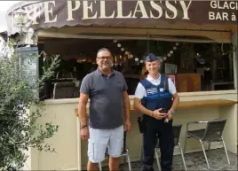  ?? (Photo F. R.) ?? Mercredi  juin, Olivier Duhain, chef de la police municipale, et Stéphane Eluere, du Caffé Pelassy, organisent un premier « café des Policiers ».