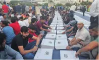  ?? Iftar boxes being distribute­d among residents as part of the Ramadan in Dubai campaign. — SUPPLIED PHOTOS ??