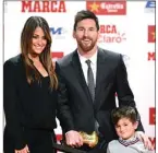  ??  ?? PRODUKTIF: Lionel Messi didampingi istrinya, Antonella Roccuzzo, saat menerima penghargaa­n European Golden Shoe 2017.