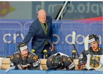  ?? FOTO: IMAGO IMAGES ?? Eishockey-Bundestrai­ner Toni Söderholm tröstet die enttäuscht­en Tom Kühnhackl, Maximilian Kastner und Dominik Kahun (von links). Der Finne war auch am Tag nach dem 1:6 gegen die USA voll des Lobes für sein Team.