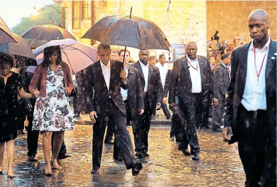  ??  ?? Nicht einmal heftiger Regen brachte das Programm durcheinan­der: erster Stadtspazi­ergang nach der Landung in Havannas Altstadt.
