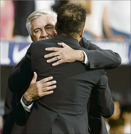  ?? FOTO: EFE ?? Carlo Ancelotti se abraza con Simeone en los minutos previos al derbi madrileño