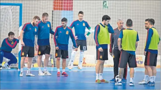  ??  ?? NADA PUEDE FALLAR. El selecciona­dor español, José Venancio López, charla con sus jugadores durante un entrenamie­nto.